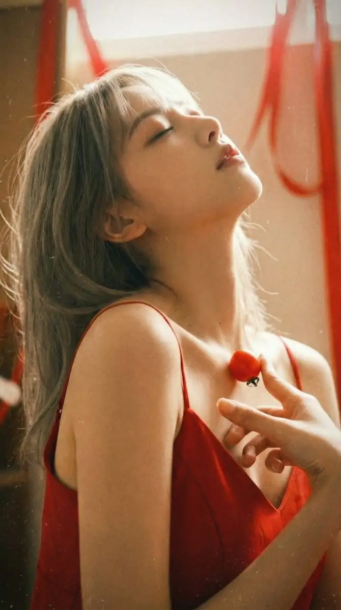 日系逆光红裙特写:唯美胶片感人像
