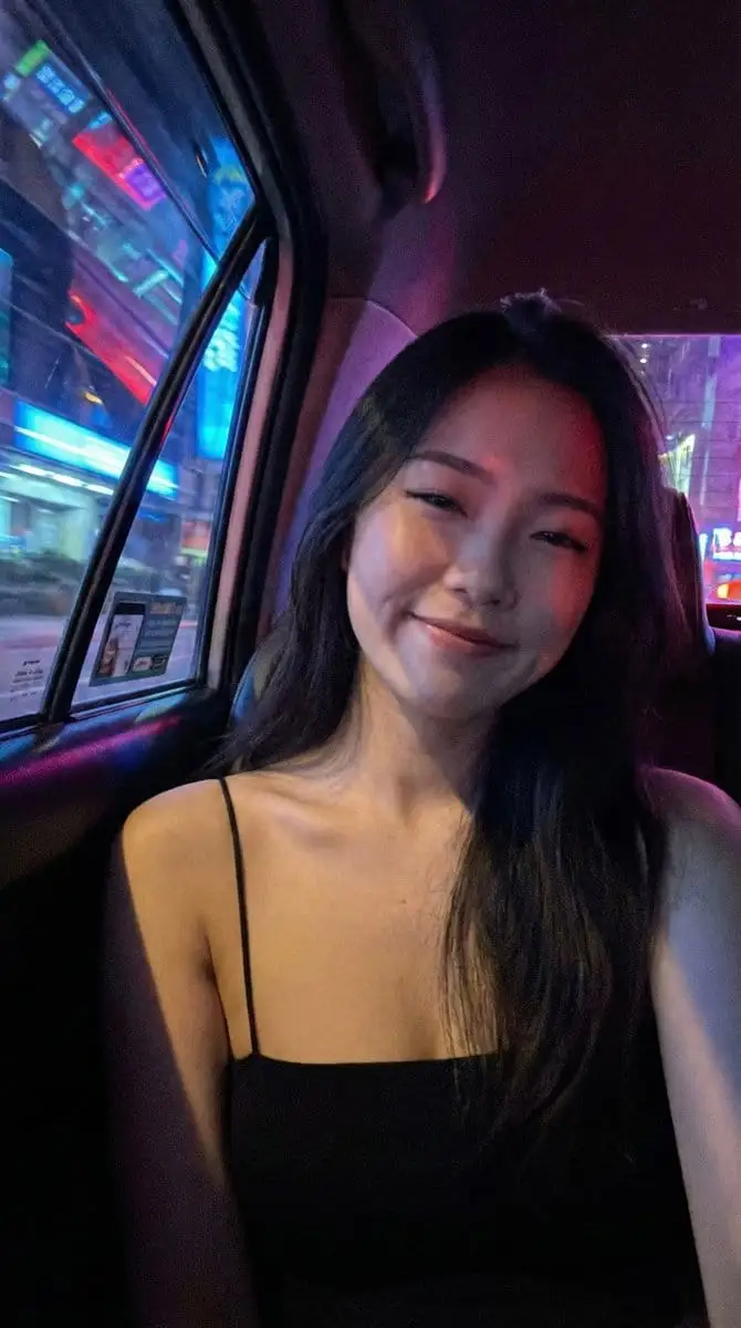 iPhone超写实自拍:霓虹夜色出租车后座少女
