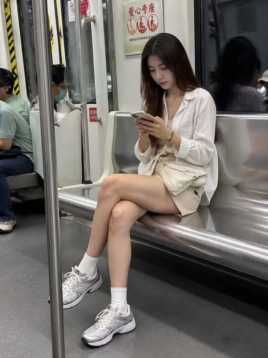 地铁抓拍感写真:捕捉城市最真实的瞬间