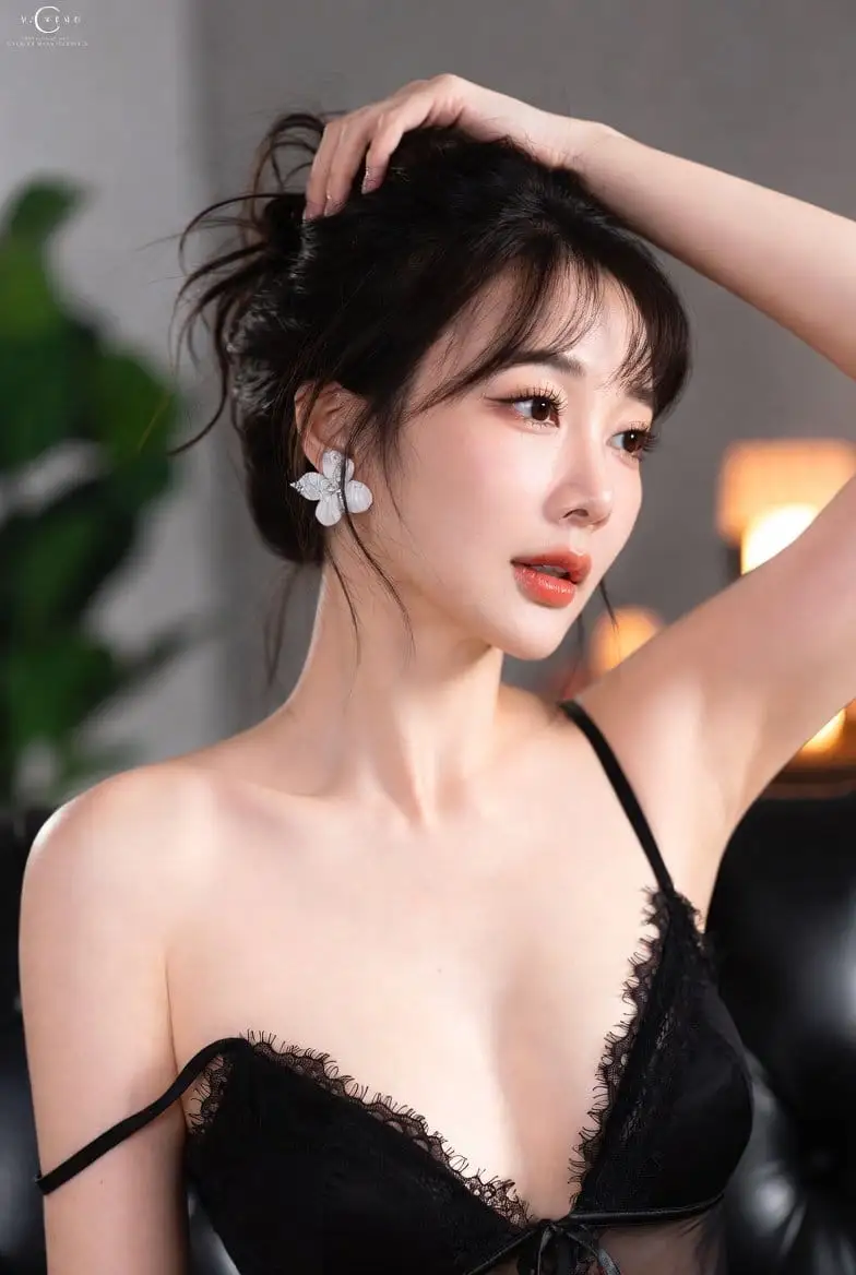 居家魅惑肖像:暖光柔焦下的东亚女性优雅瞬间