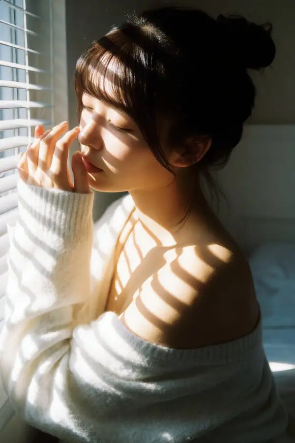 百叶窗光影下的写实少女肖像