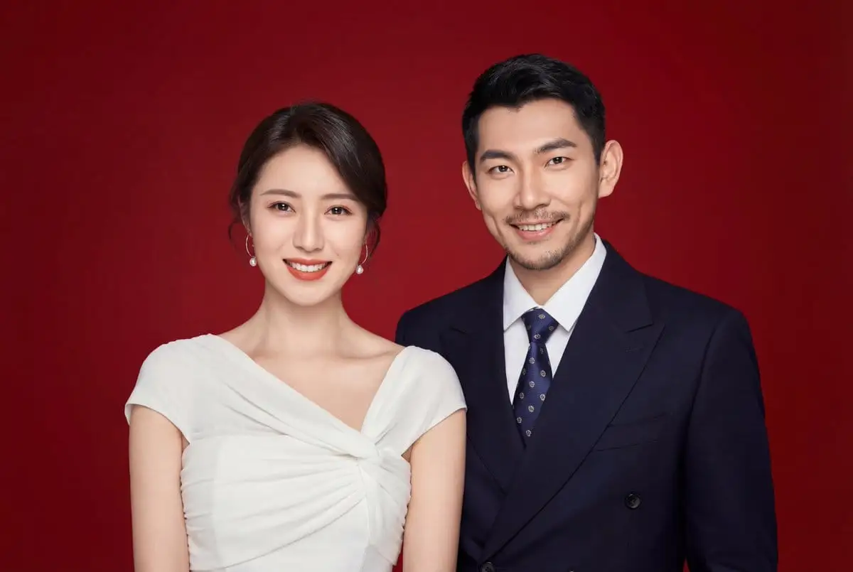 法式白裙与双排扣西装结婚登记照
