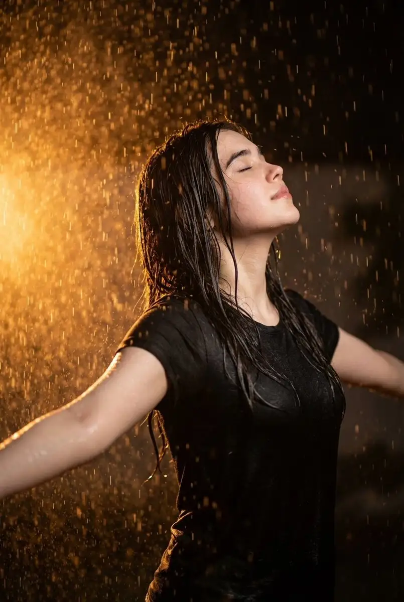 雨中女性电影感肖像,橙色逆光