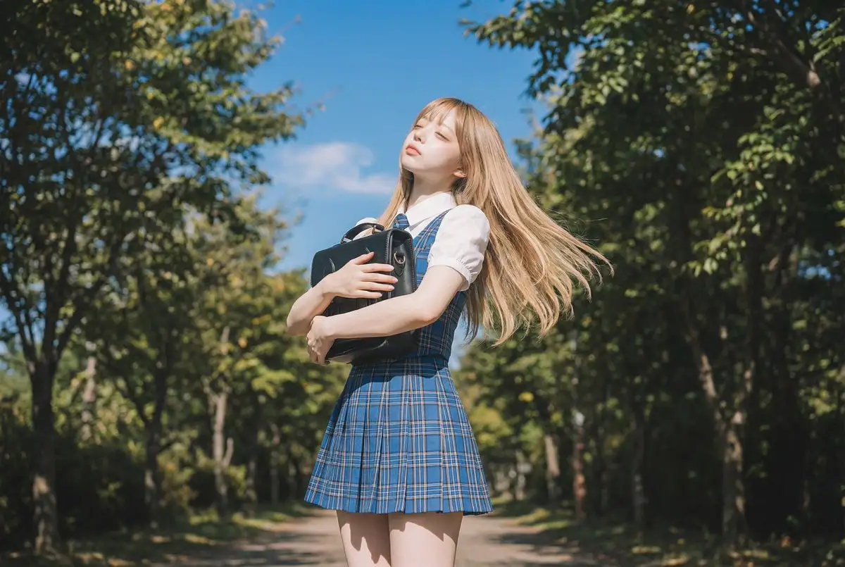 林荫道上穿校服的金发女孩