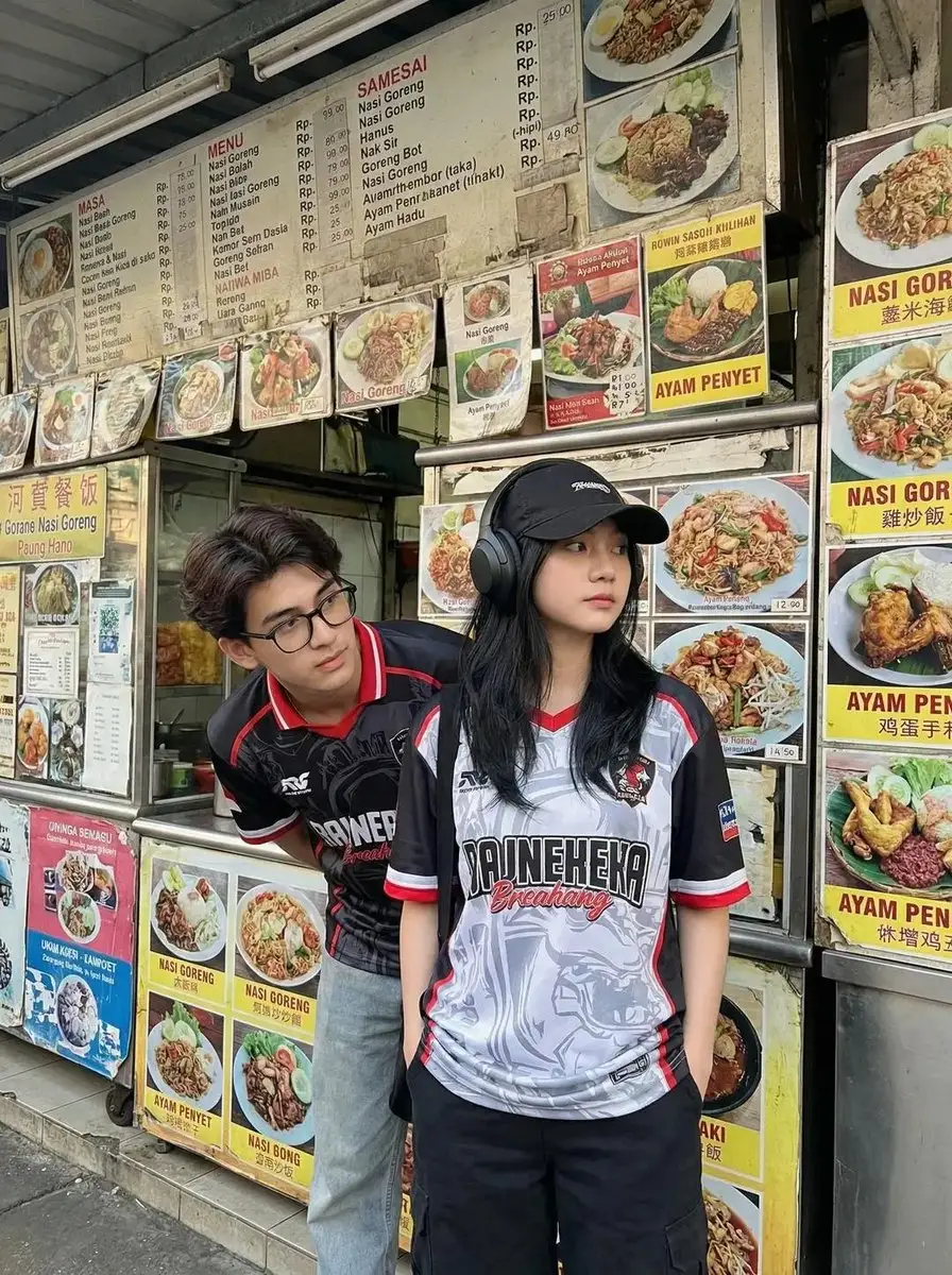 街头抓拍:美食摊前的年轻人
