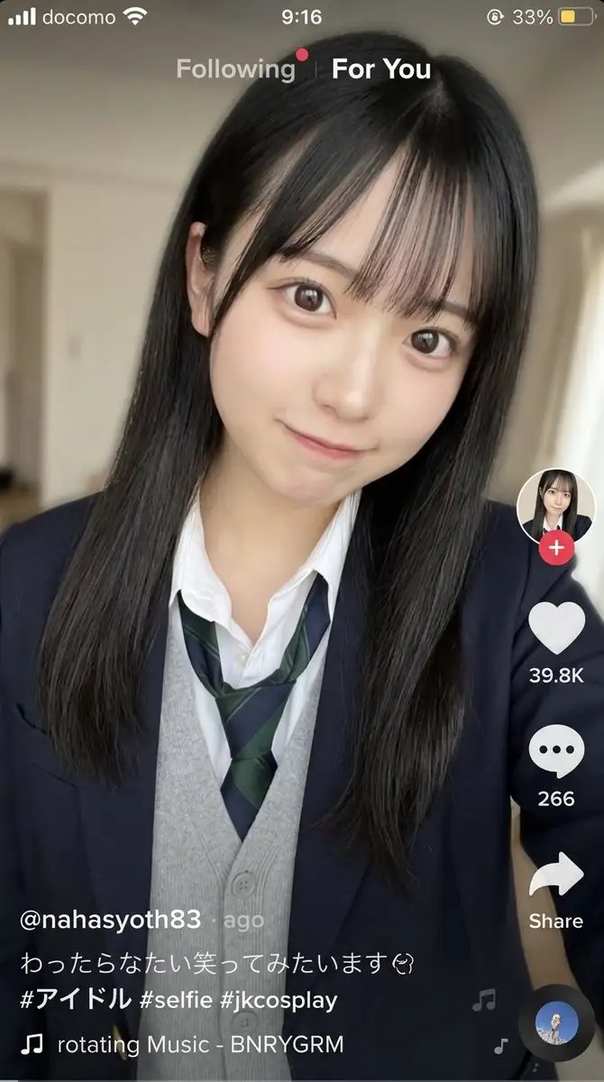 可爱又性感的日本偶像自拍,带TikTok界面
