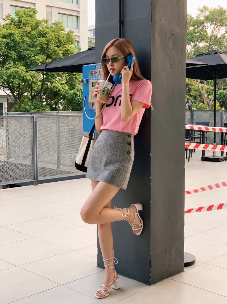 K-pop偶像Rosé与公用电话和冰咖啡