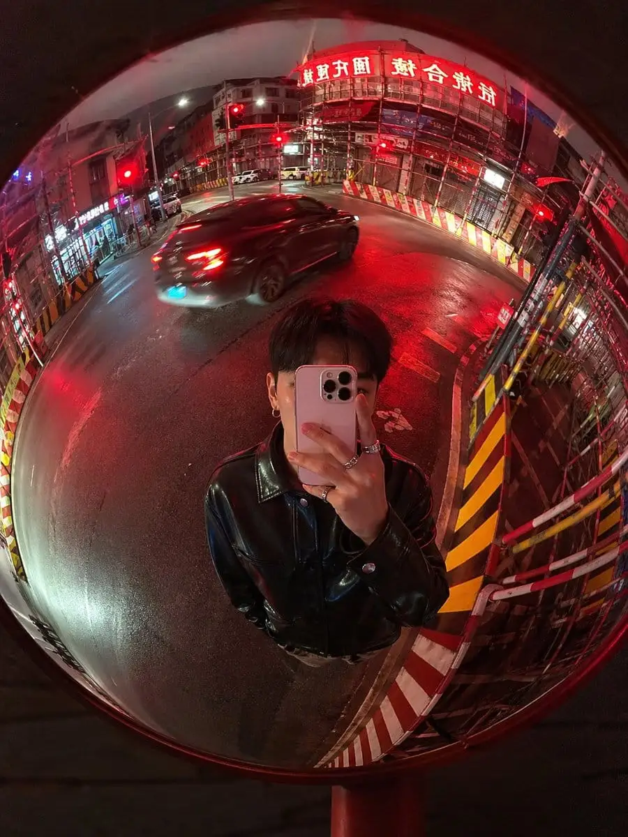 凸面镜街拍:都市夜色的镜像自拍神器