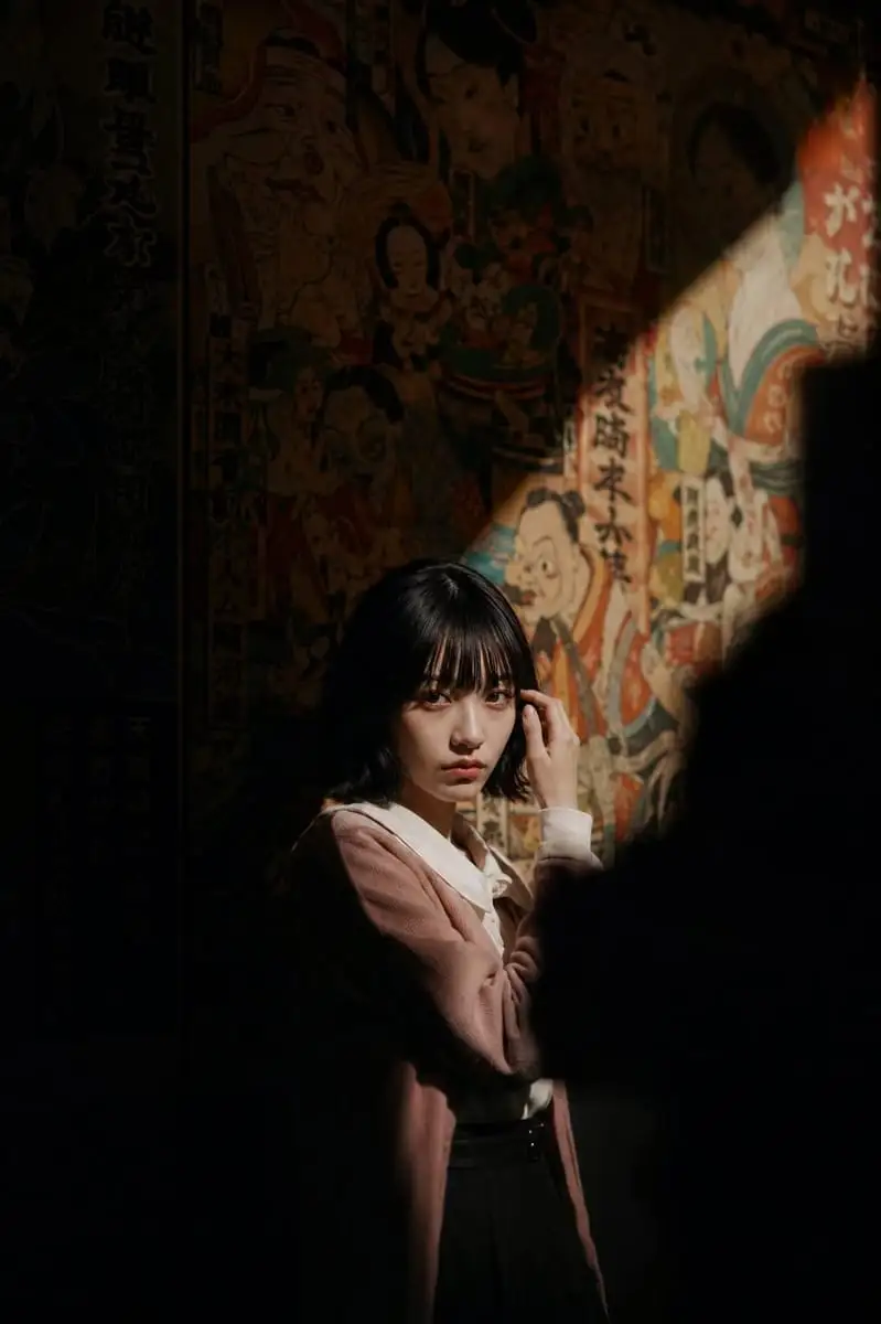 暗室复古电影感:戏剧光影女性肖像摄影