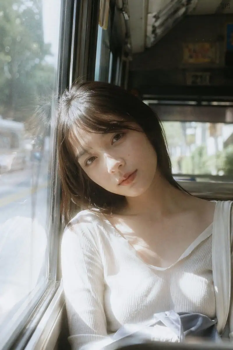 巴士窗边:日系负片少女写真