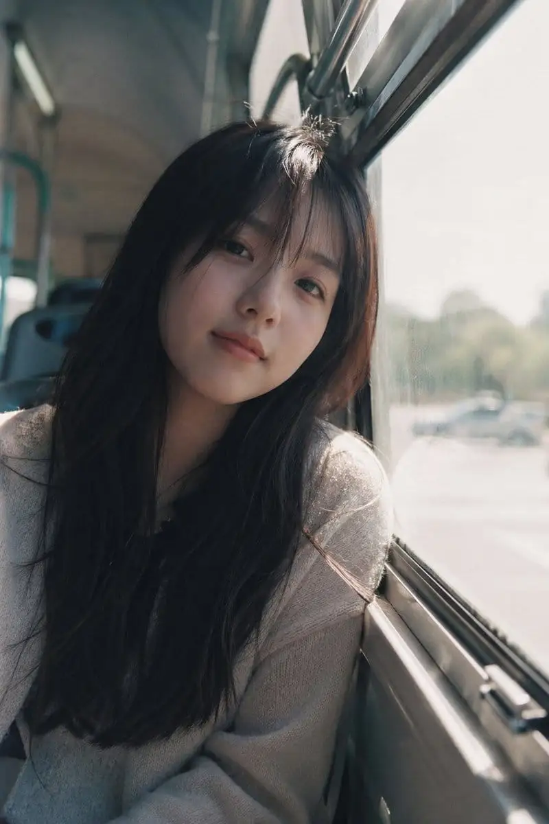 巴士窗边日系胶片少女 · 写实抓拍人像